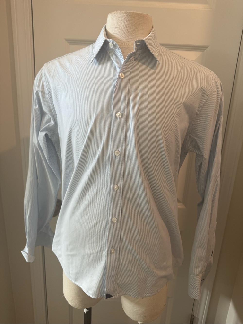 UNTUCKit Light Blue Pinstripe Dress Shirt Size Medium